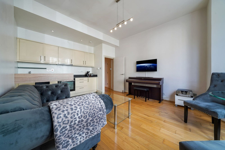 Room 4, Bright Queen s Park 1 bed apt, London