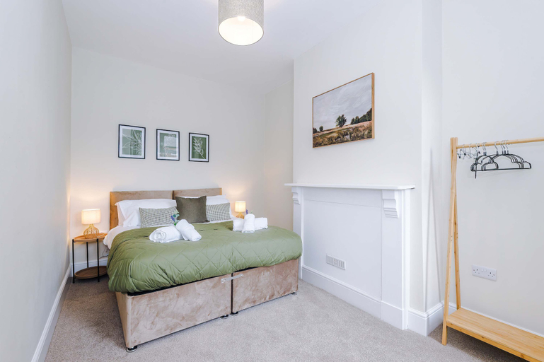 Room 4, Spacious Home Ideal for Professionals Sleeps 8, Cheshire East