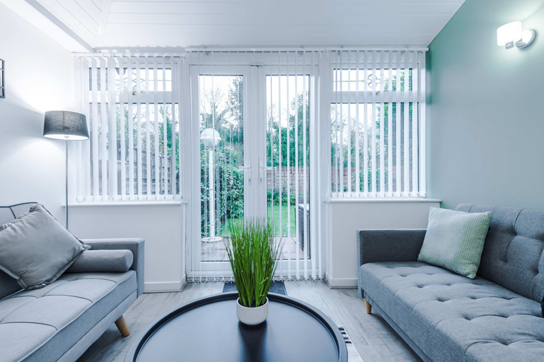 Room 4, Comfy 4-bed Home Ideal for Workers Free Parking, Manchester