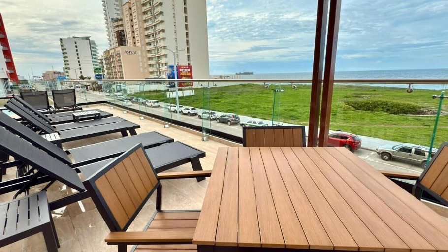 Outdoor dining, Hotel Makkan Boca, Veracruz
