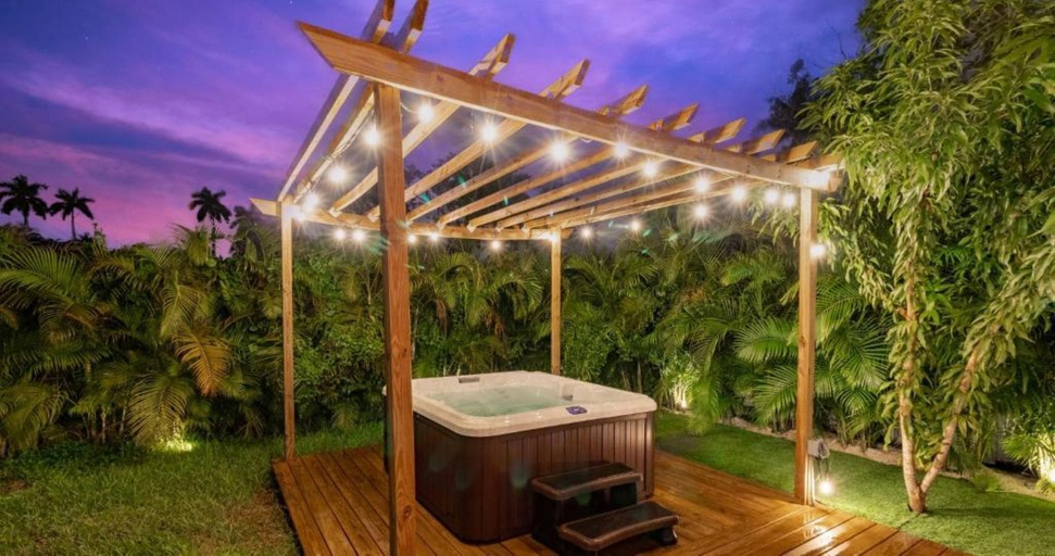 Outdoor spa tub 4, New Vibrant Villa - Heat Pool -Pickeball, Miami-Dade