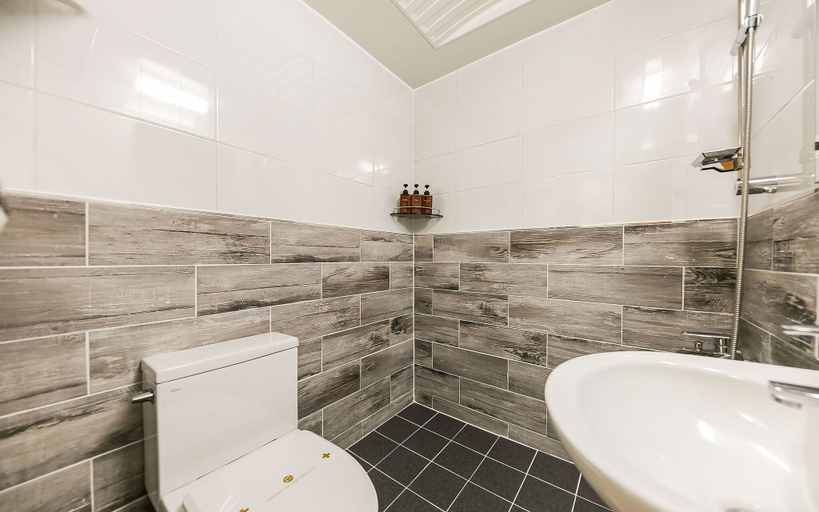 Bathroom 4, Gongju Choi Hanok Hotel, Gongju