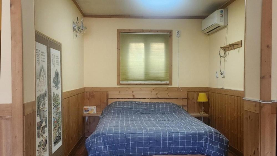 Bedroom 2, Gapyeong Yeoubyul Pension, Gapyeong