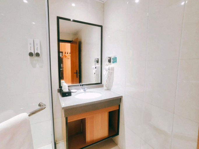 Bathroom 3, GreenTree Inn Heze Railway Station Hotel, Heze