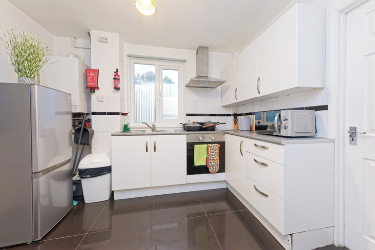 Private kitchen, House Sleeps 14 With Enclosed Garden, Kent