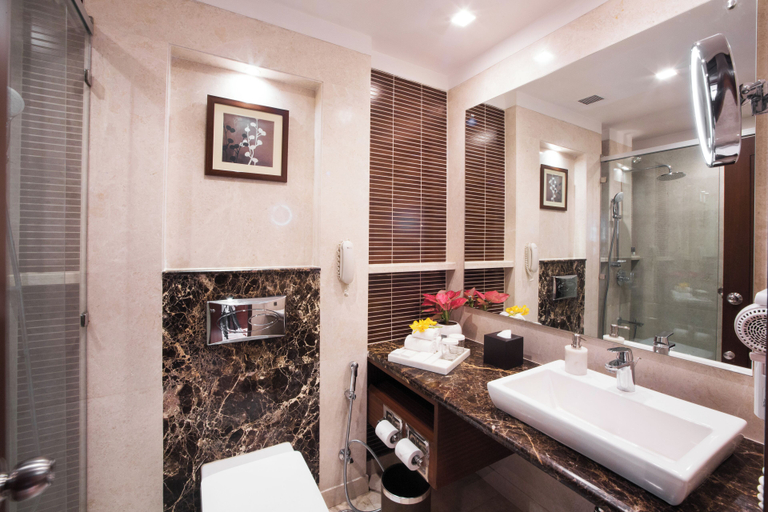 Bathroom 5, DLF Club 3, Gurgaon
