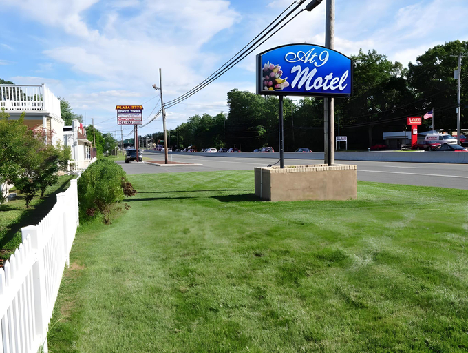 Others 5, At 9 Motel Near Freehold I-195, Monmouth