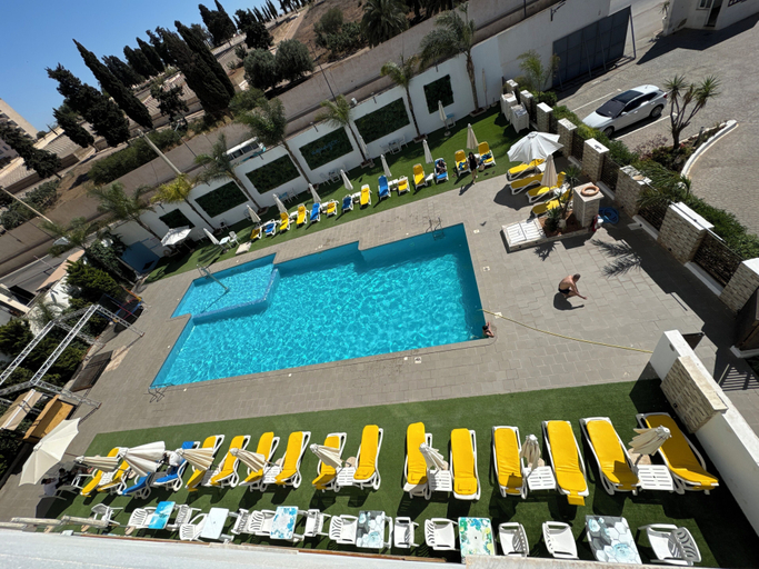 Others 2, Hotel Zenith, Oran