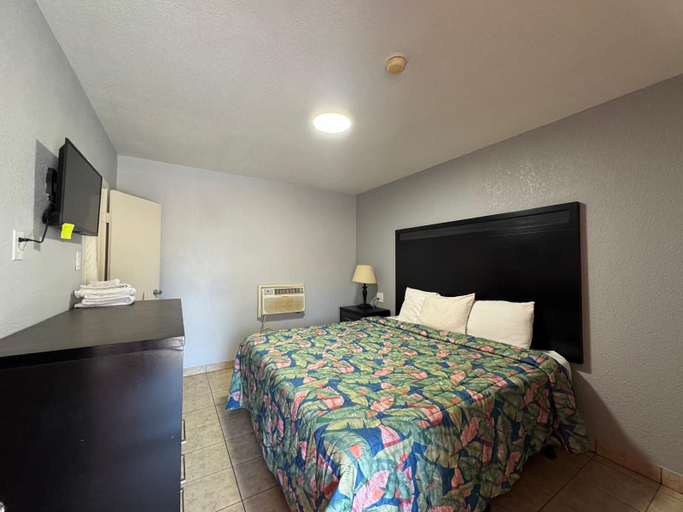 Bedroom 4, Welcome Motel, Bell