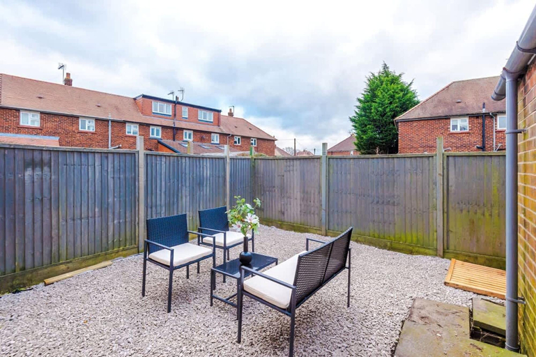 Room 4, NEW Spacious Apartment Ideal for Business Work, Cheshire East