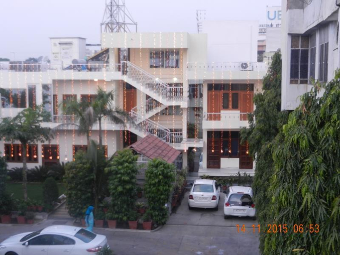 Exterior & Views