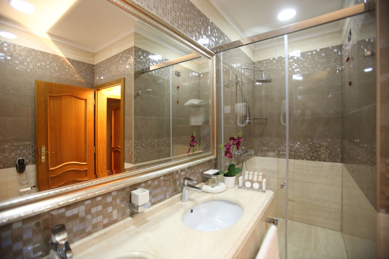 Bathroom 5, Grand Hotel & SPA Tirana, Tiranës