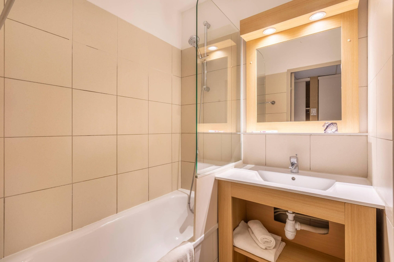Bathroom 5, Comfort Aparthotel Marseille Prado Plage, Bouches-du-Rhône