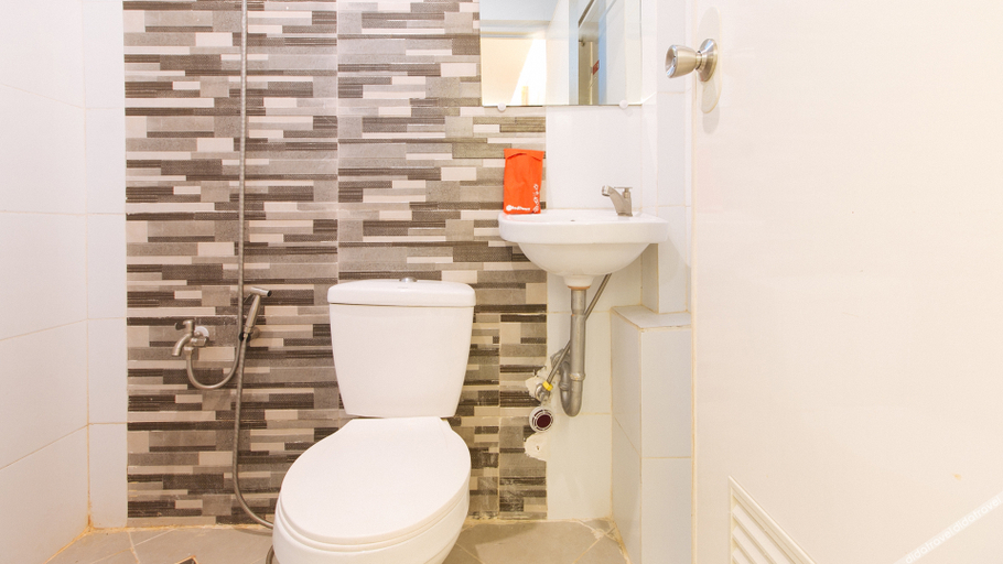 Bathroom 4, RedDoorz @ Walk Inn Hotel, Manila City