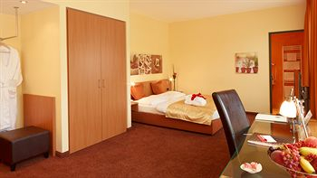 Others 3, Hotel Restaurant Wessinger, Offenbach