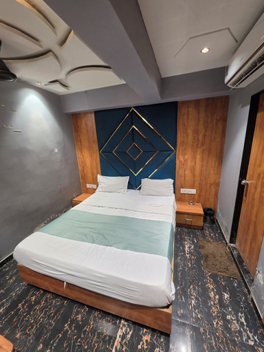 Room 5, Hotal Park View, Gandhinagar