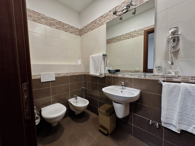Bathroom 4, Hotel Soleado, Messina