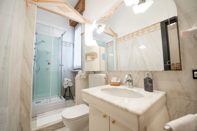 Bathroom 5, B&B Family First, Bergamo