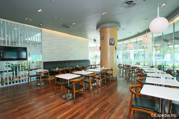 Food & Drinks 5, Aqueen Hotel Lavender, Singapura
