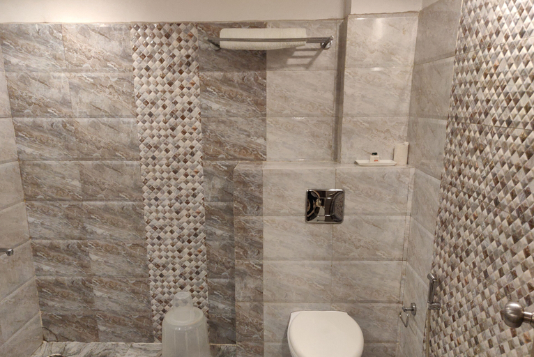 Bathroom 3, Starlit Select Nirvana, Varanasi