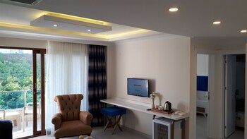 Others 5, Mavili Suites, Merkez