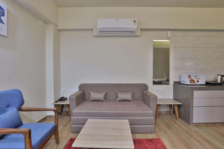 Others 2, hotel monville, Vadodara