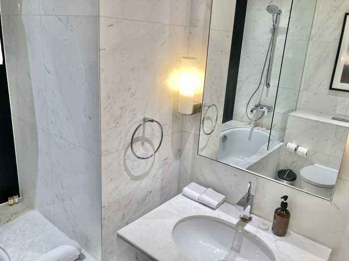 Bathroom 5, SuperHost - Address Dubai Mall - Comfy Studios, Dubai