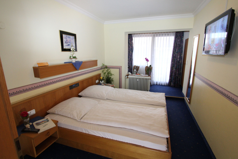 Bedroom 2, Landgasthof Apfelbeck, Dingolfing-Landau
