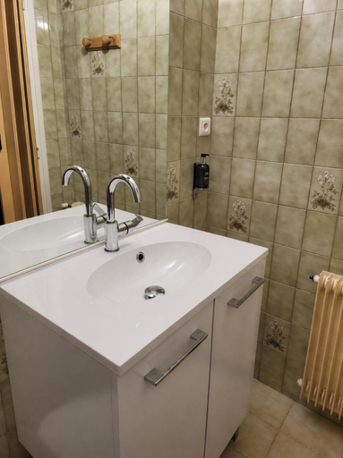 Bathroom 3, Hotel De La Poste Pontgibaud, Puy-de-Dôme