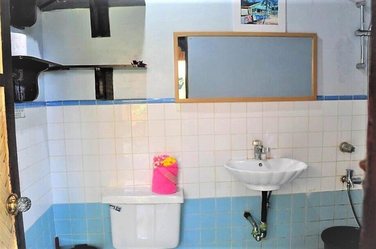 Bathroom 3, Concepcion Diver's Lodge, Busuanga