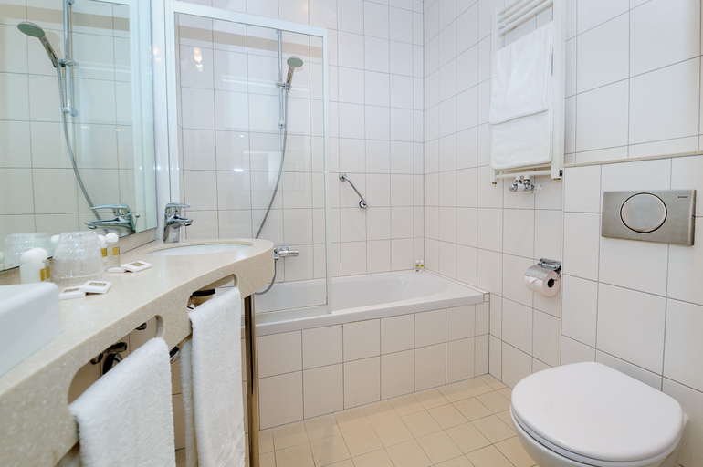 Bathroom 3, Boulevard Hotel Scheveningen, Den Haag