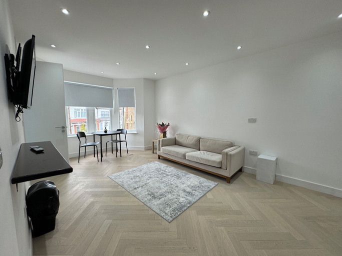 Others 4, Luxurious London Studios, London