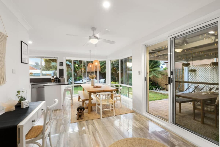 Others 5, White Sandy Cottage, Port Stephens