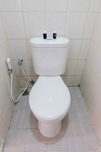 Bathroom 5, 컴포터블 풀리 퍼니시드 스튜디오 앳 포리스 88 아파트먼트, Tangerang