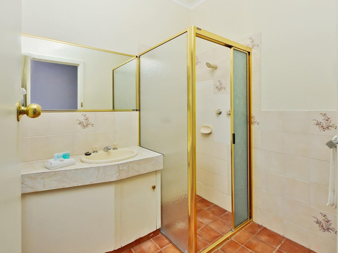 Bathroom 3, Mount Gambier International Motel, Grant