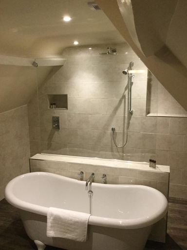 Bathroom 3, Cat and Custard Pot Inn, Gloucestershire