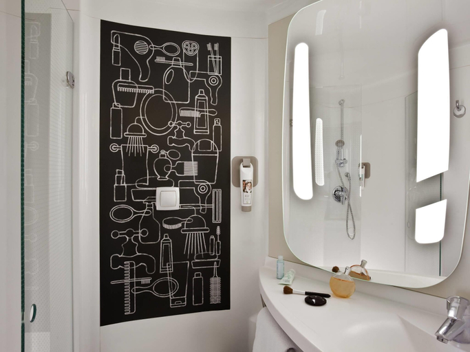 Bathroom 5, ibis Paris Porte de Clichy Centre, Hauts-de-Seine