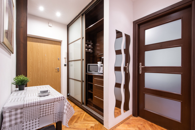 Others 3, 404 Rooms Obrzezna Mokotow, Warsaw