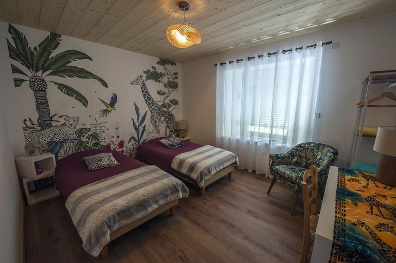 Bedroom 2, LE NID DES PLANCHETTES - Suite Chambres d'Hotes, Doubs