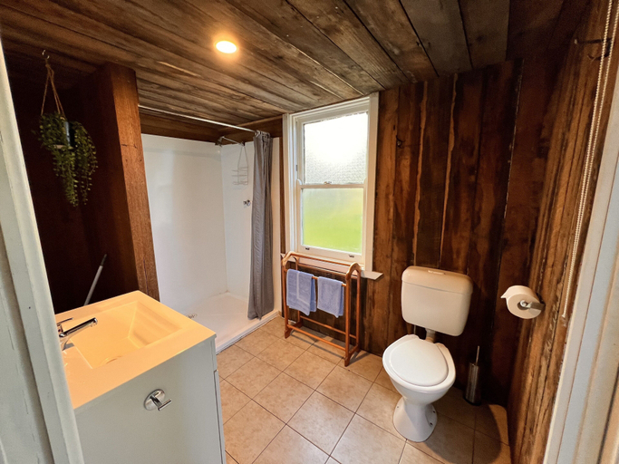 Bathroom 3, Mingling Waters, E. Gippsland - Orbost