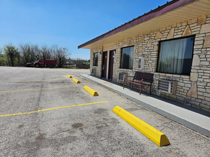 Exterior 5, Executive Inn, Kendall