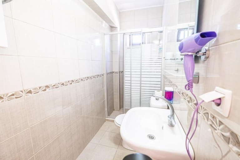 Bathroom 5, Heredot Otel, Bozcaada