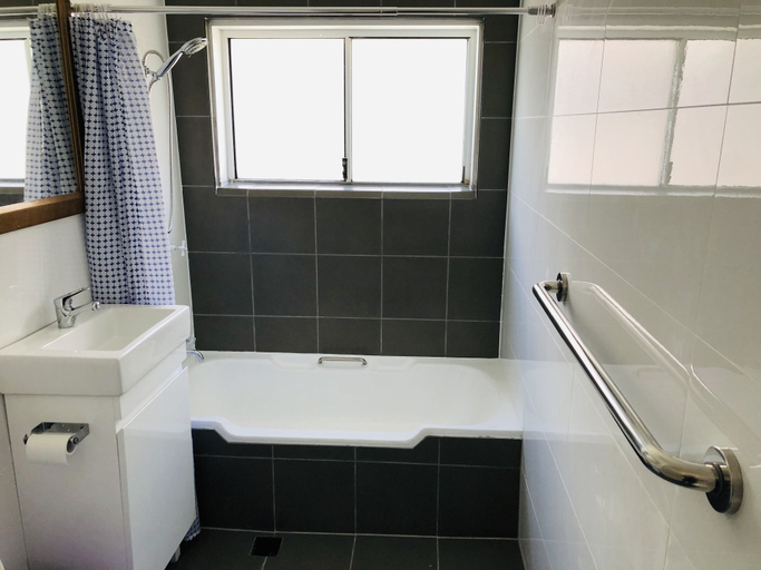 Bathroom 2, Manly Beachfront Apartment, Sydney