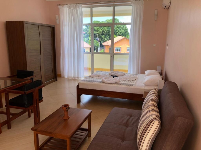 Living Room 3, Green Turaco, Magharibi