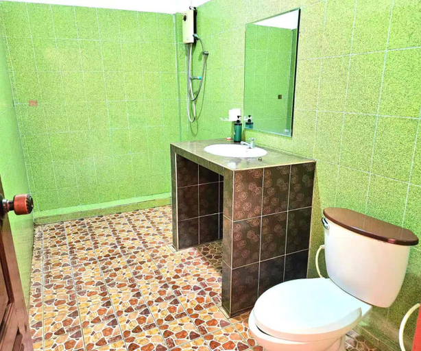 Bathroom, West Water hostel, Vangvieng