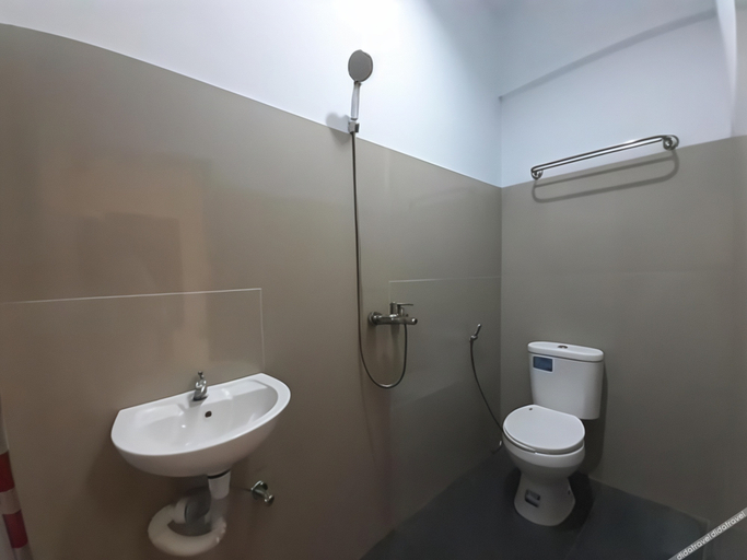 Bathroom 3, Capital O 93076 Batam Backpacker Guesthouse 2, Batam