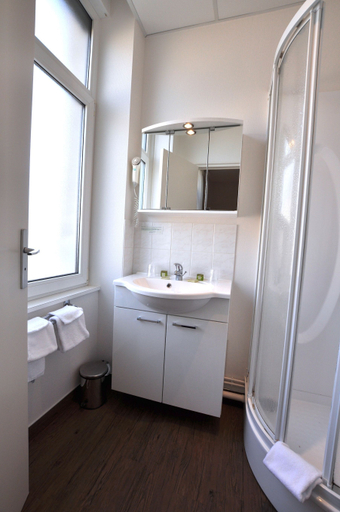 Bathroom 4, BRIT HOTEL CONFORT BAGNOLES NORMANDIE, Orne