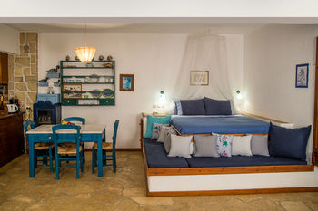 Others 4, Villa Iliatoras, Crete