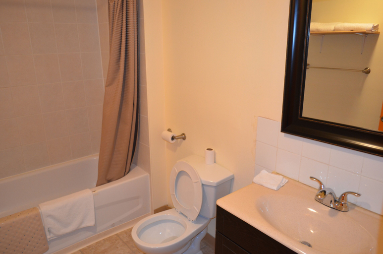Bathroom 3, Two Hills Inn, Division No. 10