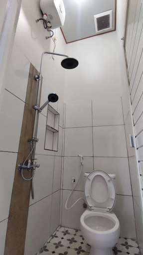 Bathroom 5, Alexa Loft Kost – Mezzanine Room, AC, Netflix, Kitchen, Dompu